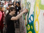 Jake Bugg grafita muro em comunidade de São Paulo