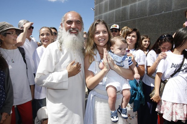Barbara Borges leva seu filho Martin para conhecer o Sri Prem Baba no Cristo Redentor (Foto: Felipe Panfili/AgNews)