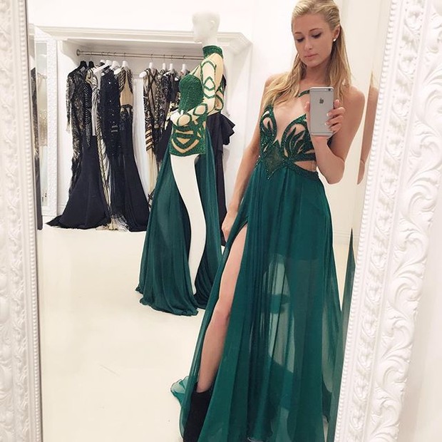 Paris Hilton experimenta vestido (Foto: Instagram/ Reprodução)