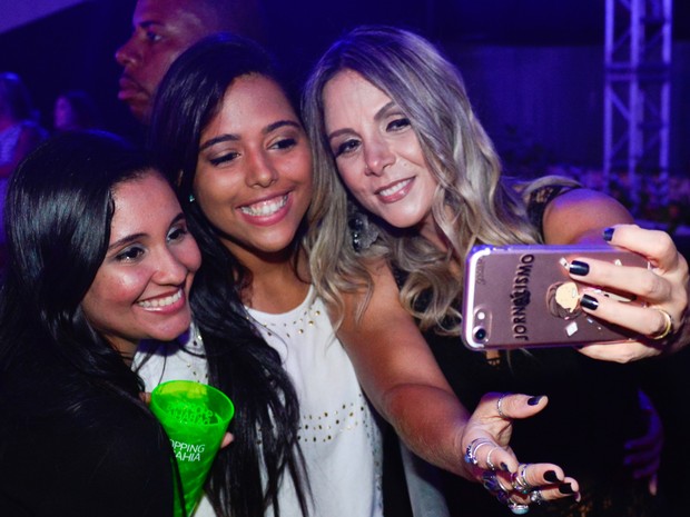 Carla Perez com fãs em bastidores de show em Salvador, na Bahia (Foto: André Muzell/ Brazil News)
