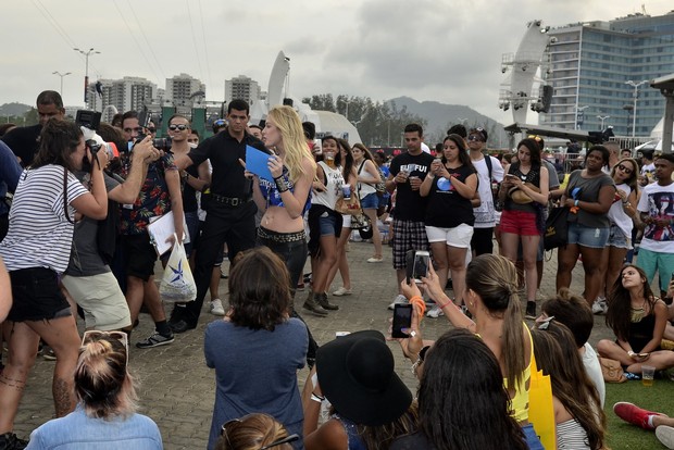  Fiorella Mattheis é assediada por fãs no Rock in Rio (Foto: Roberto Teixeira/EGO)