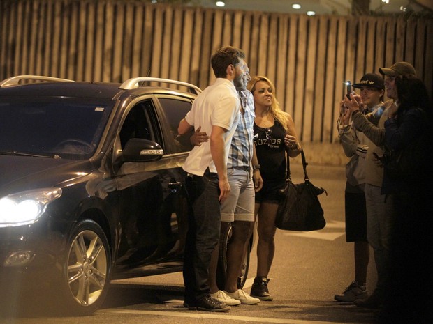 Klebber Toledo posa com fãs no Projac, na Zona Oeste do Rio (Foto: Delson Silva/ Ag. News)