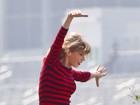 Taylor Swift brinca em pula-pula para ensaio fotográfico