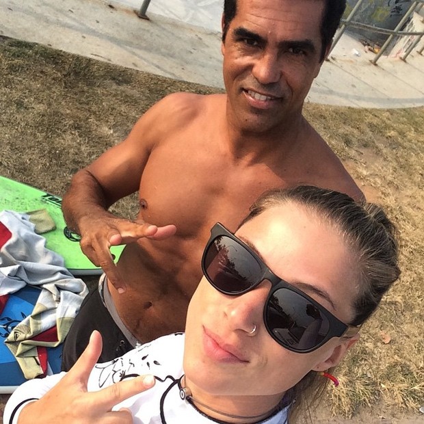 Angela Sousa com seu professor de surf (Foto: Instagram)