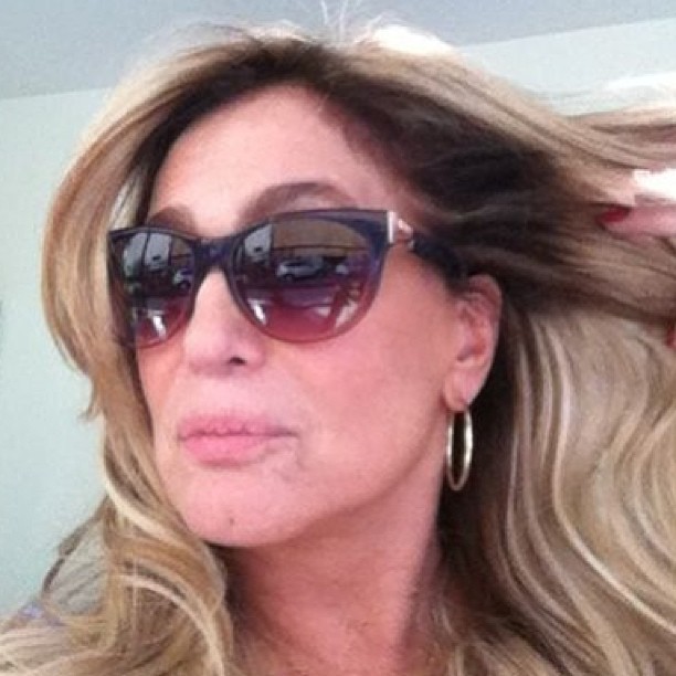 Susana Vieira ganha óculos escuros de presente de Marina Ruy Barbosa (Foto: Reprodução/Instagram)