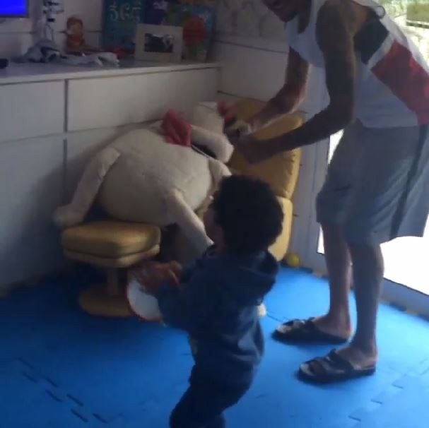 Filho de Dentinho tocando pandeiro (Foto: Instagram / Reprodução)