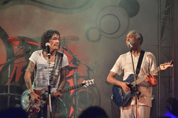 Luiz Caldas e Gilberto Gil dividem palco (Foto: Fábio Martins e Andre Muzzel/Ag News)