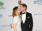 Grávida, Drew Barrymore dá beijo no marido em evento de caridade