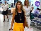 Look do dia: Maitê Proença usa saia supercolorida para viajar
