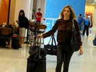 De cara limpa, Fernanda Lima embarca em aeroporto do Rio