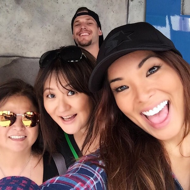 Carol Nakamura se despede de Orlando e faz selfie com Raphael Lacchine e duas parentes suas (Foto: Instagram)