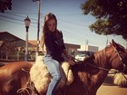 Nicole Bahls anda a cavalo: 'Matando a saudade da infância'