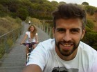 Folga em família: Piqué passeia de bicicleta com Shakira