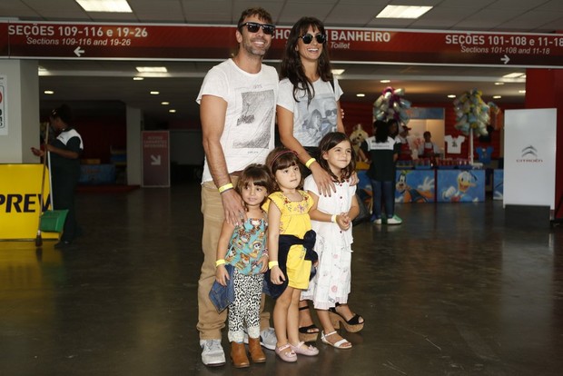 Marcelo Faria e a família no Disney On Ice (Foto: Marcos Serra Lima / EGO)