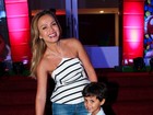 Eliana vai com o filho à festa de Tiago Abravanel, em São Paulo