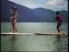 De tomara que caia e chapelão, Isabeli Fontana pratica stand up paddle