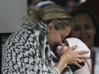 Kate Hudson dá 'beijo de esquimó' no filho em aeroporto