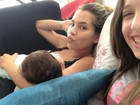 Adriana Sant'Anna amamenta o filho e faz biquinho para foto