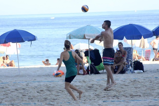 Fernanda Lima e Rodrigo Hilbert jogam vôlei (Foto: J. Humberto/Agnews)