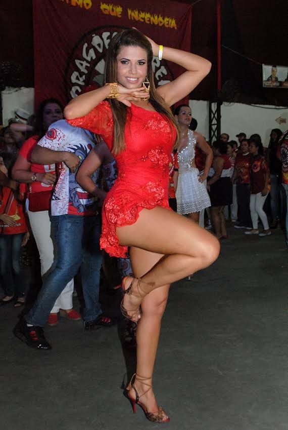 Cacau Colucci em ensaio de escola de samba (Foto: Eduardo Graboski / Araújo / Divulgação)