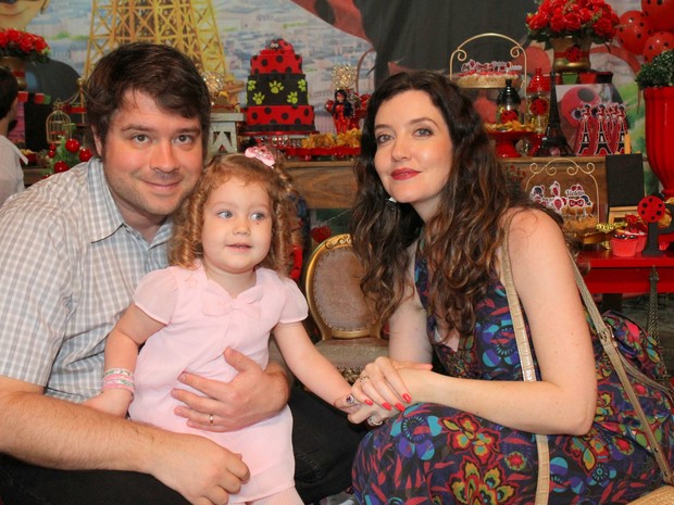André Surkamp e Larissa Maciel com a filha, Milena, em festa no Rio (Foto: Daniel Delmiro/ Ag. News)