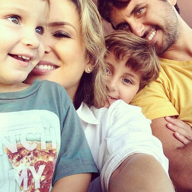 Claudia Leitte com o marido, Márcio Pedreira, e os filhos Rafael e Davi (Foto: Instagram/ Reprodução)