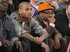 Sem Rihanna, Chris Brown assiste a jogo de basquete nos Estados Unidos