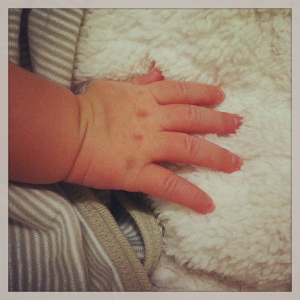 Carol Francischini posta foto da mãozinha da filha (Foto: Instagram)