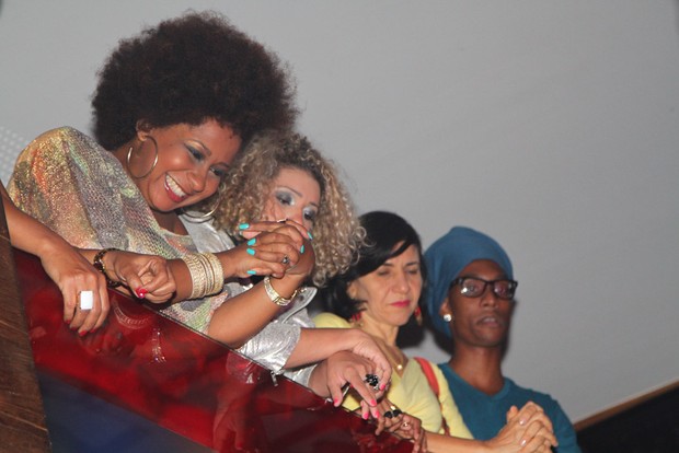 Karla Silva assiste apresentação de Ju Moraes (Foto: Amauri Nehn e Thiago Duran/Agne​ws)