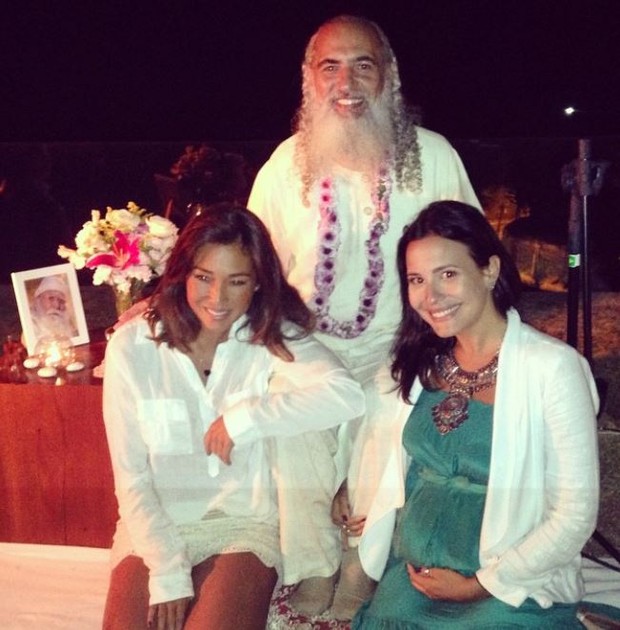 Dani Suzuki e Juliana Knust com Sri Prem Baba (Foto: Reprodução/ Instagram)