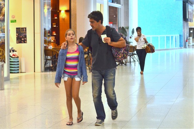 Junno Andrade embarca com a filha em aeroporto  (Foto: William Oda / Agnews)