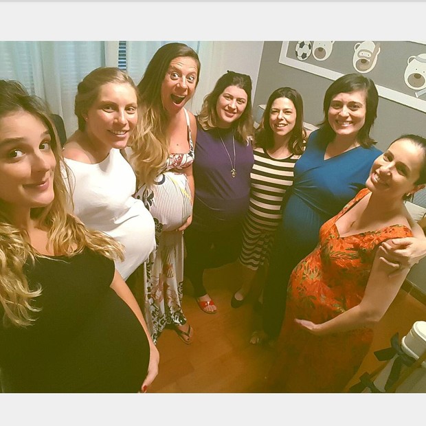 Rafa Brites com grupo de grávidas (Foto: Reprodução / Pousada Praia dos Carneiros)