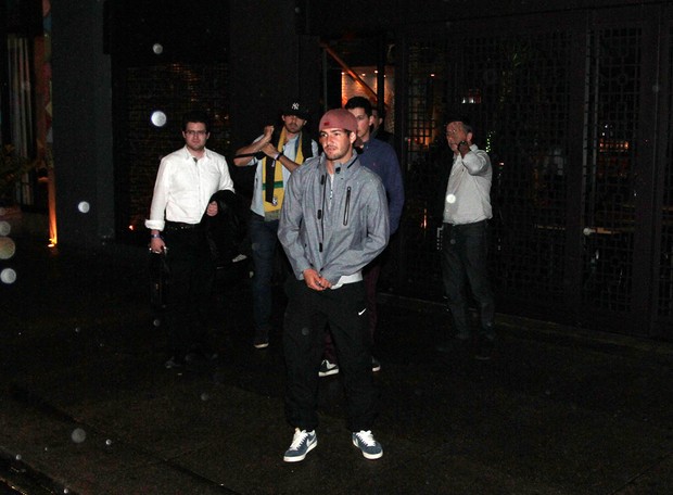 Alexandre Pato com amigos em SP (Foto: Orlando Oliveira / AgNews)