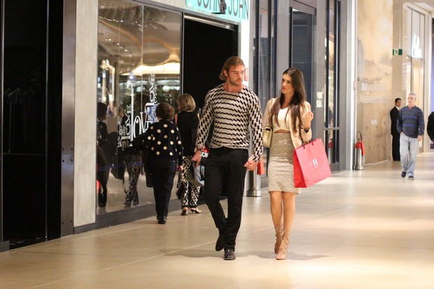 Thor Batista e a namorada, Lunara Campos, em shopping no Rio (Foto: Fabio Moreno/Agnews)
