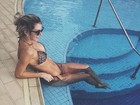 Ex-BBB Tatiele Polyana ostenta corpão de biquíni em dia de sol