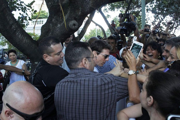 Tom Cruise deixa hotel em Copacabana, RJ (Foto: Marcos Ferreira e Clayton Militão / Foto rio news)