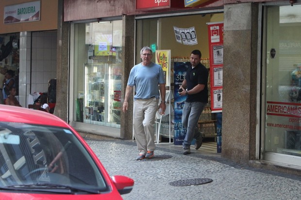 Harrison Ford faz compras em loja de Copacabana (Foto: Delson Silva / AgNews)