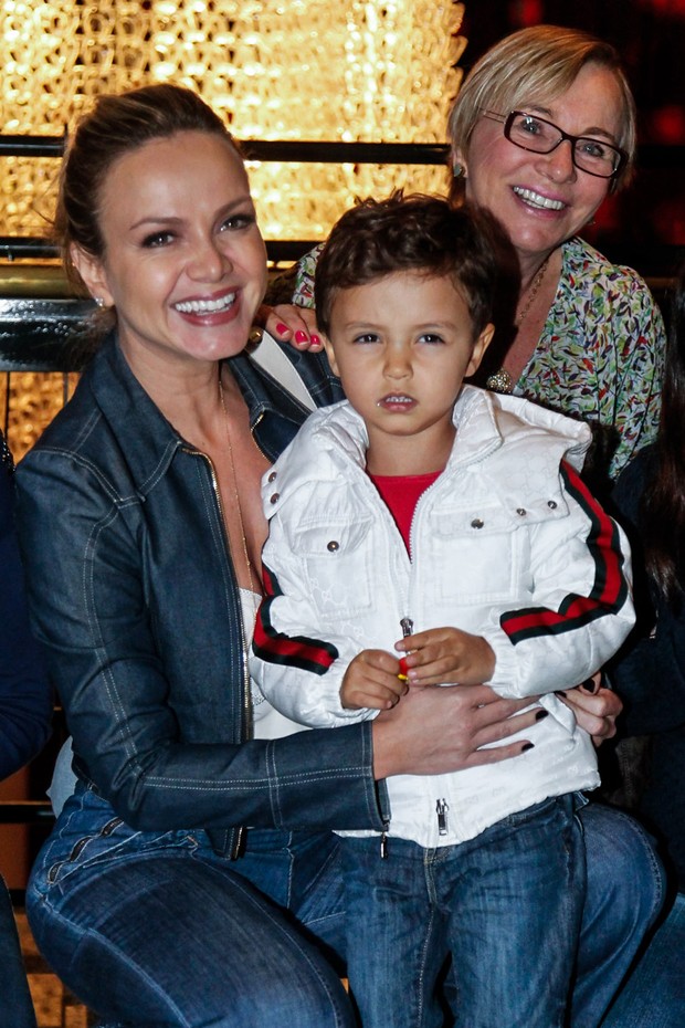 Eliana com o filho, Arthur, e a mãe (Foto: Manuela Scarpa / Foto Rio News)