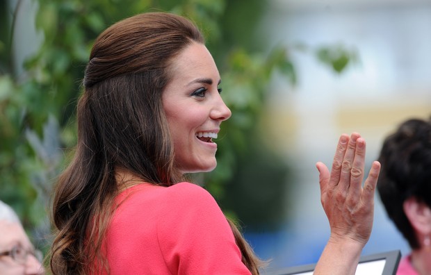 Kate Middleton de look vermelho (Foto: Agência AFP)
