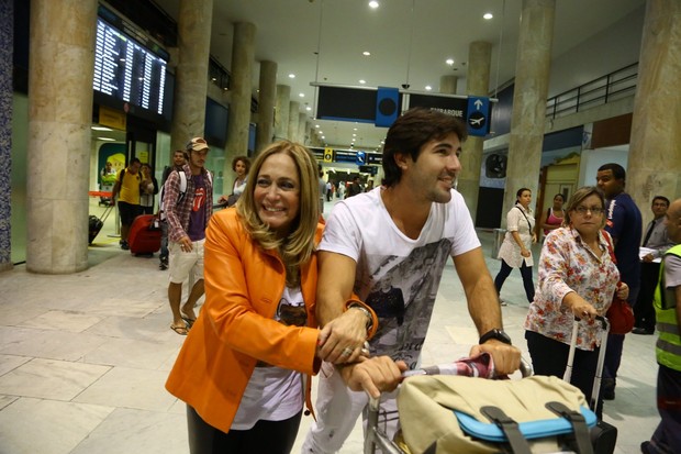 Susana Vieira e Sandro Pedroso em aeroporto no Rio (Foto: Marcello Sá Barreto/ Ag. News)