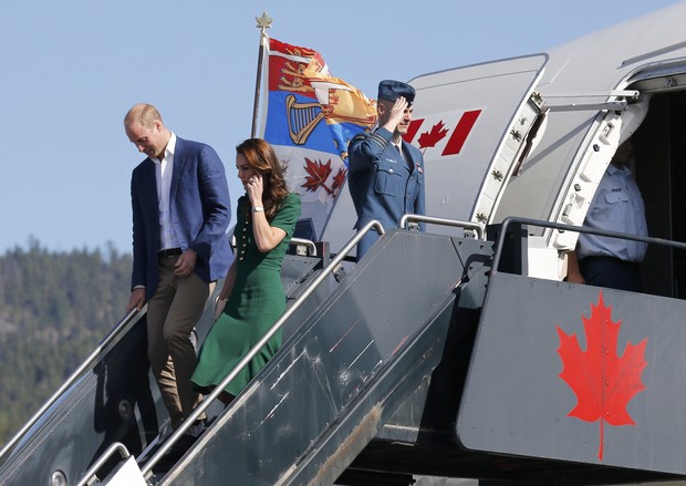 Kate Middleton usa vestido verde de R$8 mil no tour pelo Canadá ao lado do príncipe William (Foto: Reuters)