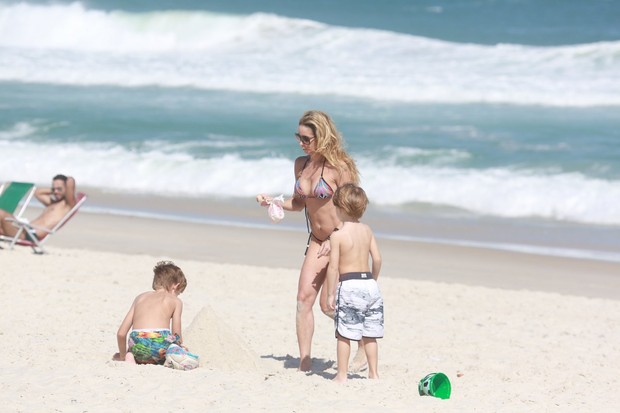 Danielle Winits com os filhos na praia (Foto: Dilson Silva / AgNews)