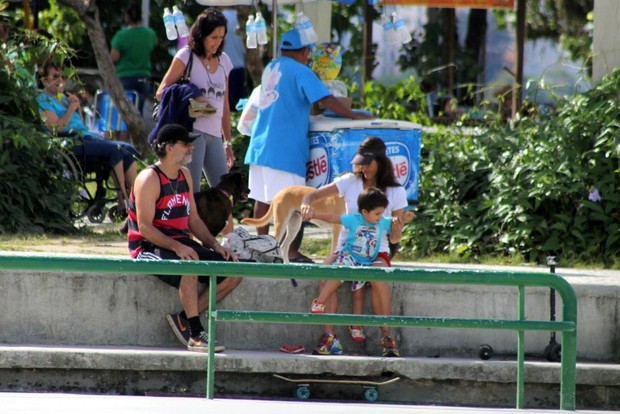 Eduardo Moscovis e família na Lagoa Rodrigo de Freitas (Foto: JC Pereira/AgNews)