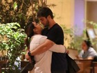 Preta Gil e o marido se beijam e curtem clima de romance em shopping no Rio