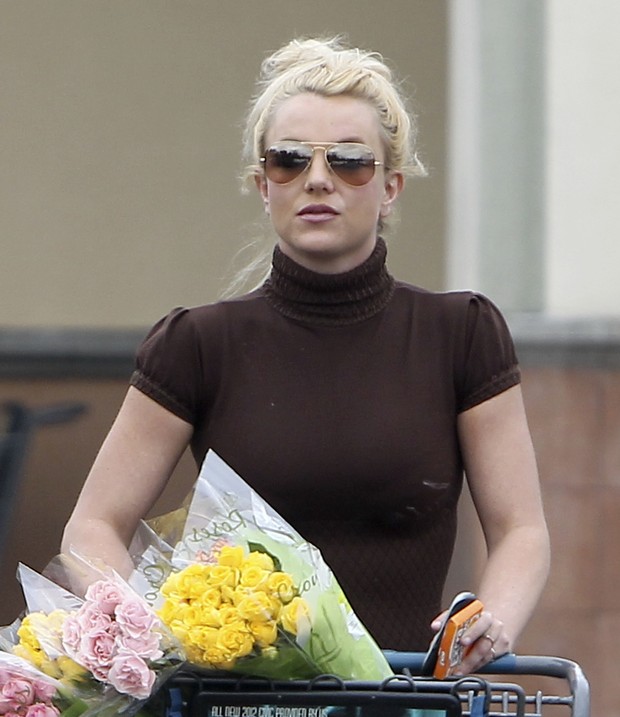 Britney Spears vai fazer compras com blusa manchada (Foto: Grosby Group)
