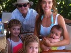 Charlie Sheen curte fim de ano com a ex-mulher e as filhas