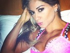 Sonho? De camisola rosa, ex-BBB Mayra Cardi posa fazendo biquinho