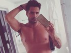 Latino sensualiza sem camisa e mostra peitoral depilado: 'Bora treinar'