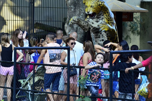 Coolen Rooney passeia entre os visitantes do zoológico no Rio (Foto: ANDRÉ FREITAS E HENRIQUE OLIVEIRA/AGNEWS)