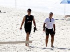Tony Ramos faz exercícios na praia com personal trainer